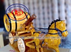 NGỰA ĐƠN KÉO BOM RƯỢU VANG